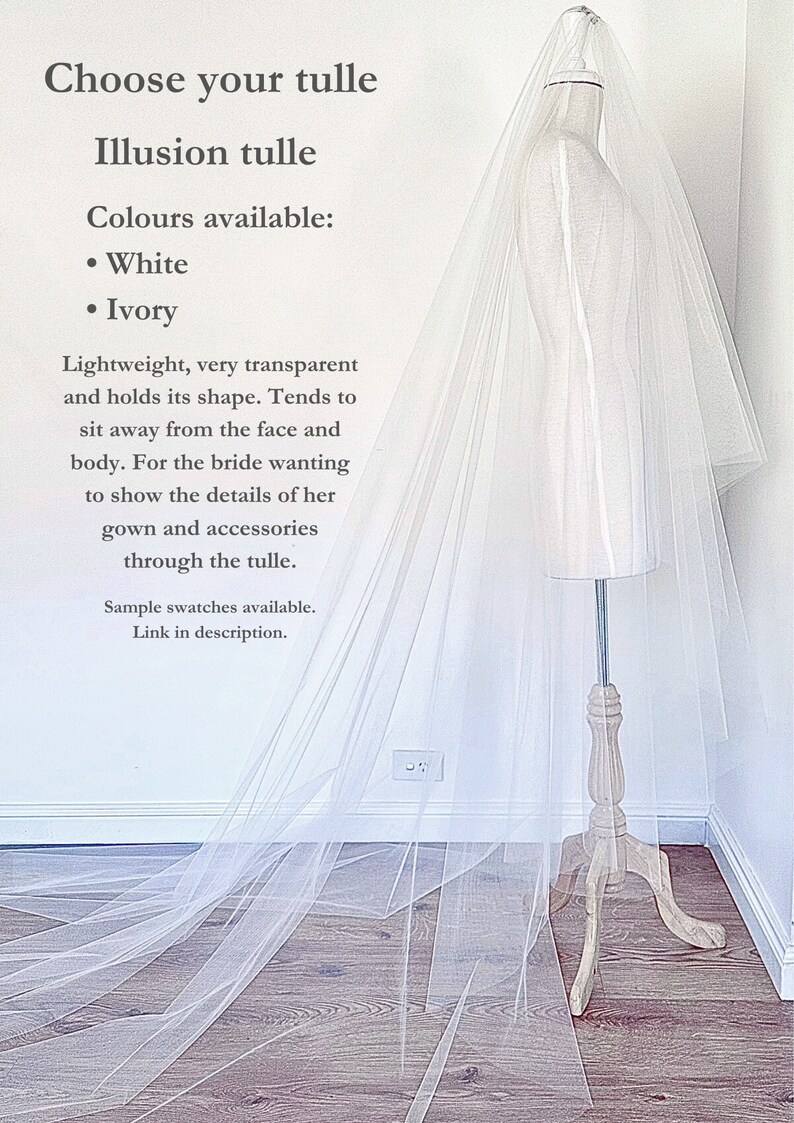 K&ouml;nnte beinhalten: Ein langer, transparenter Brautschleier aus Illusionst&uuml;ll, drapiert &uuml;ber einer Schneiderpuppe. Der Text lautet: Choose your tulle, Illusion tulle, Colours available: White, Ivory. Leicht, sehr transparent und formstabil. Stoffproben erh&auml;ltlich.