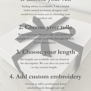 K&ouml;nnte beinhalten: Eine wei&szlig;e quadratische Geschenkbox mit einer dunkelgrauen Schleife. Der Text lautet: 1. Choose your veil, 2. Choose your tulle, 3. Choose your length, 4. Add custom embroidery, zusammen mit beschreibenden Anweisungen zur Auswahl von Brautschleiern.