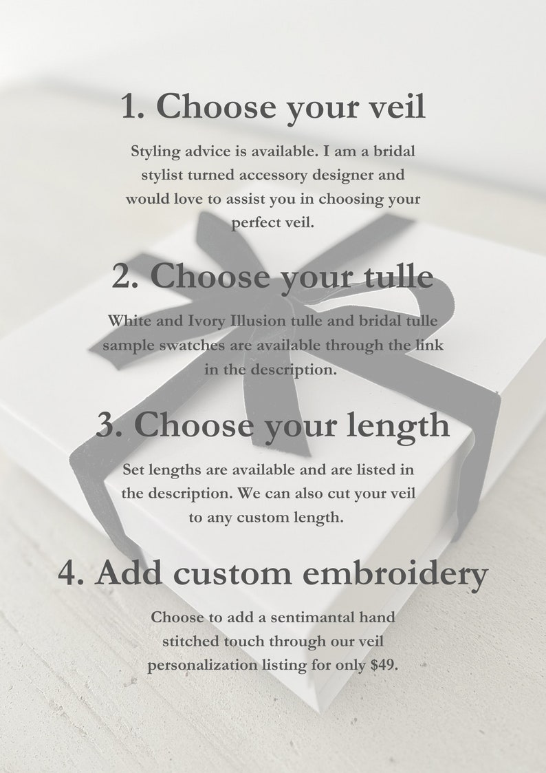 K&ouml;nnte beinhalten: Eine wei&szlig;e quadratische Geschenkbox mit einer dunkelgrauen Schleife. Der Text lautet: 1. Choose your veil, 2. Choose your tulle, 3. Choose your length, 4. Add custom embroidery, zusammen mit beschreibenden Anweisungen zur Auswahl von Brautschleiern.