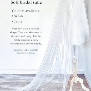 K&ouml;nnte beinhalten: Ein langer, transparenter wei&szlig;er Brautschleier, der &uuml;ber eine Schaufensterpuppe drapiert ist und kleine, &uuml;ber den Stoff verteilte Blumenapplikationen aufweist. Der Text auf dem Bild lautet: Choose your tulle, Soft bridal tulle, Colours available: White, Ivory.