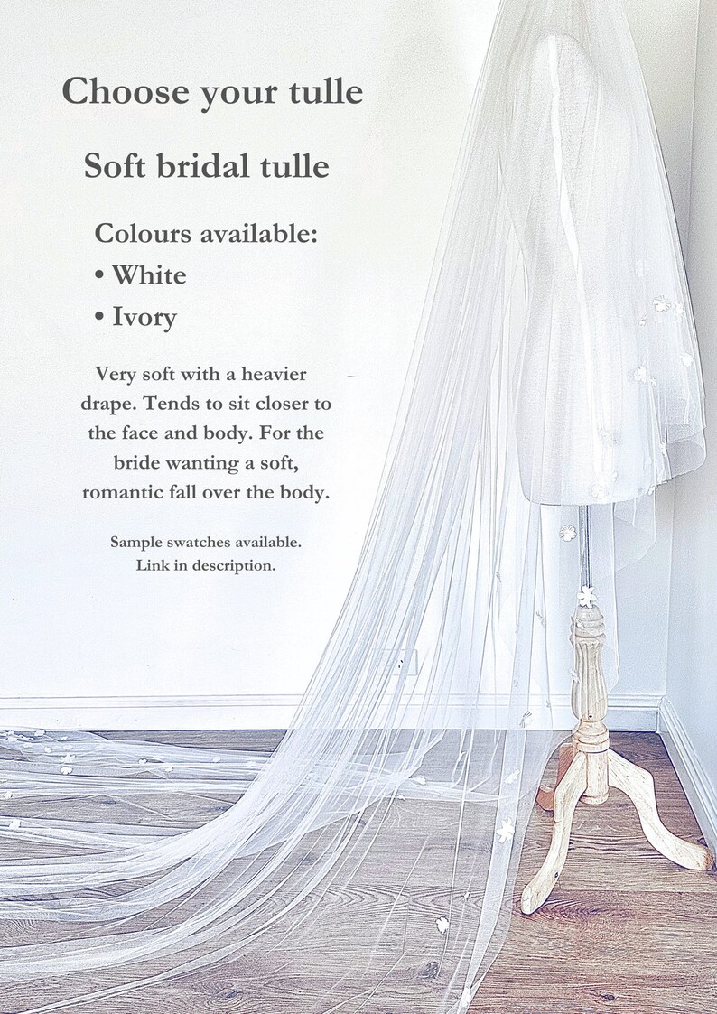 K&ouml;nnte beinhalten: Ein langer, transparenter wei&szlig;er Brautschleier, der &uuml;ber eine Schaufensterpuppe drapiert ist und kleine, &uuml;ber den Stoff verteilte Blumenapplikationen aufweist. Der Text auf dem Bild lautet: Choose your tulle, Soft bridal tulle, Colours available: White, Ivory.
