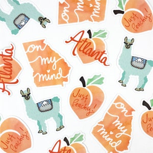 Puede incluir: Un conjunto de pegatinas con dise&ntilde;os de melocot&oacute;n y fondos de acuarela. Las pegatinas incluyen un melocot&oacute;n con el texto "Just Peachy!" y un melocot&oacute;n con el texto "Atlanta". Tambi&eacute;n hay pegatinas con el texto "on my mind" y una llama con una monta&ntilde;a en su espalda.