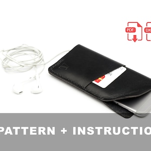 Könnte beinhalten: Schwarze Leder-Handyhülle mit einer Kreditkarte in der Vordertasche. Ein silbernes Smartphone ist teilweise sichtbar. Weiße Ohrhörer sind links aufgerollt. Der Text "PATTERN + INSTRUCTIONS" steht unten.