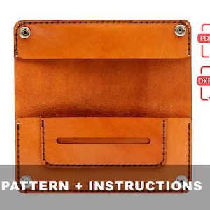 Könnte beinhalten: Eine braune Ledergeldbörse mit einer Klappe und einem einzigen Fach. Die Geldbörse hat einen genähten Rand und zwei Metalldruckknöpfe. Das Bild enthält den Text "PATTERN + INSTRUCTIONS" und Symbole für PDF- und DXF-Downloads.