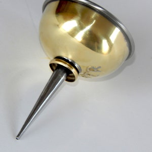 K&ouml;nnte beinhalten: Eine &Ouml;ldose aus Messing mit einem silbernen Auslauf und einem silbernen Rand. Die Dose hat einen kleinen Ring um die Oberseite und das Wort "York" ist auf der Seite eingraviert.
