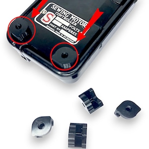 Puede incluir: Primer plano de un controlador de motor de costura negro con una etiqueta que dice "Sewing Motor Controller Volts Amperes Part No. Simanco, Made in Gt. Britain". El controlador tiene dos pies de plástico negro con agujeros para tornillos. Se muestran cuatro pies de plástico negro adicionales por separado.