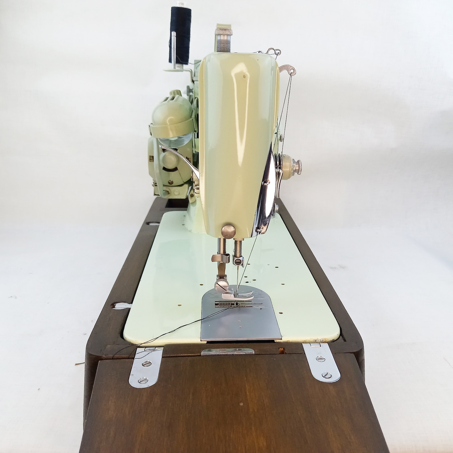 Vintage Singer Stylist 476 Zig Zag Heavy Duty Sewing Machine For Sale