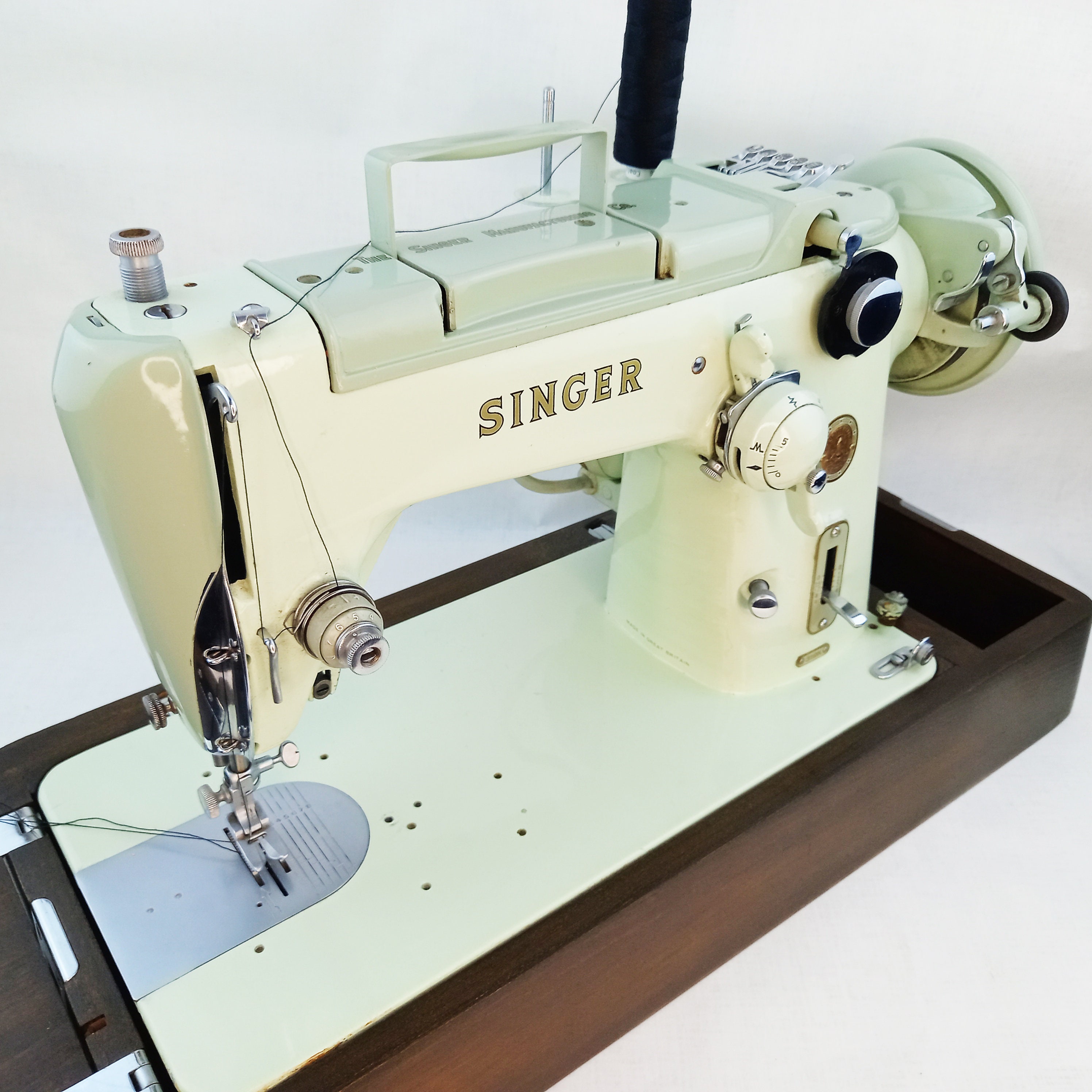 Vintage Antique Singer Sewing Machine. Accessories for Weaving Operations.  Editorial Photo - Image of round, factory: 72541676