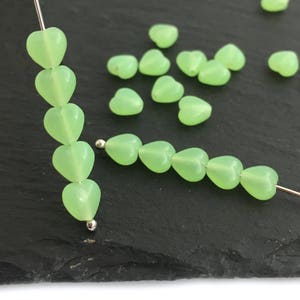 Perlina a forma di cuore in vetro verde opale, perlina ceca, perlina di San Valentino, perlina d'amore, perlina boho, perlina per la creazione di gioielli, 6 mm, 50 pezzi, 1024F, CF2-2