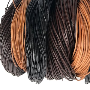 Puede incluir: Un conjunto de cordones de cuero en varios tonos de marr&oacute;n y negro, enrollados juntos. Los colores var&iacute;an desde el beige claro hasta el marr&oacute;n oscuro y el negro. Adecuado para la fabricaci&oacute;n de joyas o proyectos de artesan&iacute;a.