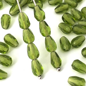 20 Peridot Grün Teardrop, facettierte Träne, 5 x 7 Tschechische Glas Teardrop Perle, Teardrop Charm Bead, Grüner Tropfen, Schmuckherstellung Bead 1463F FP5-1