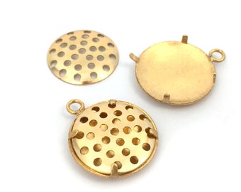 Puede incluir: Tres componentes de joyería redondos de color dorado sobre un fondo blanco. Dos tienen un diseño perforado y uno es sólido. Cada componente tiene pequeños bucles o clavijas para la fijación, lo que sugiere que son para manualidades o fabricación de joyas.