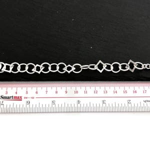 Pu&ograve; includere: Braccialetto d'argento con un design a catena a maglie e maglie di forma quadrata. Il braccialetto misura 17,8 cm di lunghezza.