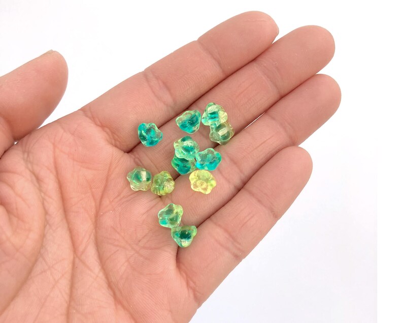 30 Bell Flower Beads Green Yellow Craft Beads Czech Glass Beads Vintage Beads A0095F Wholesale 7mm Flower Charm Beads Side Drilled