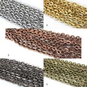 Puede incluir: Cinco cadenas de eslabones de diferentes colores. Las cadenas son plateadas, doradas, de cobre, negras y de latón.