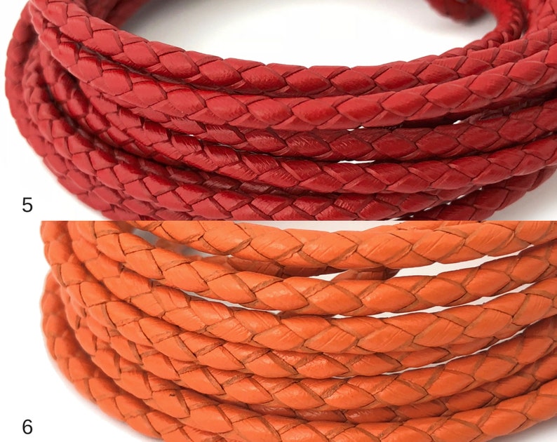 Puede incluir: Primer plano de dos carretes de cord&oacute;n de cuero trenzado. El carrete superior es rojo y el carrete inferior es naranja.