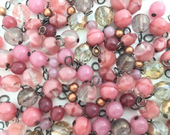Bulk Lot 100 glazen kraal charme, bengelen kraal charme, diverse kralen mix, roze kraal soep, Tsjechische kraal mix, diy sieraden, groothandel charme, bm030g