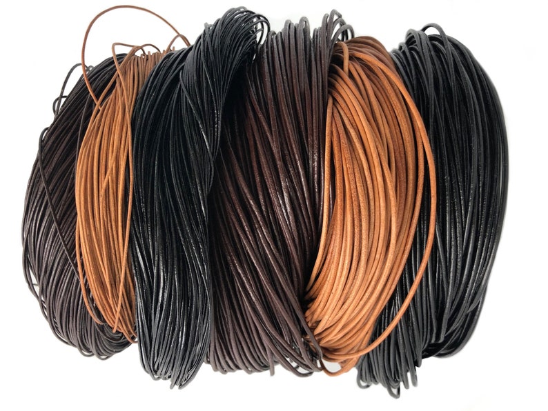 Puede incluir: Un conjunto de cordones de cuero en varios tonos de marr&oacute;n y negro, enrollados juntos. Los colores var&iacute;an desde el beige claro hasta el marr&oacute;n oscuro y el negro. Adecuado para la fabricaci&oacute;n de joyas o proyectos de artesan&iacute;a.