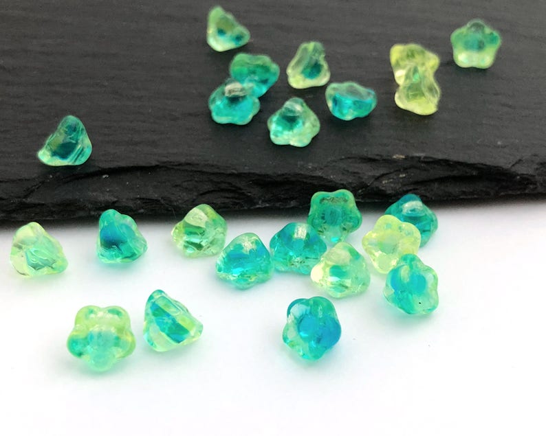 30 Bell Flower Beads Green Yellow Craft Beads Czech Glass Beads Vintage Beads A0095F Wholesale 7mm Flower Charm Beads Side Drilled