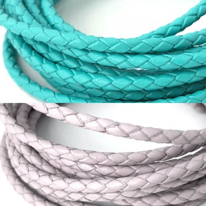 Puede incluir: Dos carretes de cord&oacute;n de cuero trenzado. El carrete superior es azul turquesa y el carrete inferior es gris claro.