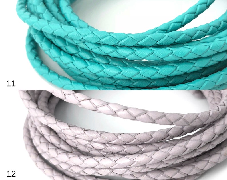 Puede incluir: Dos carretes de cord&oacute;n de cuero trenzado. El carrete superior es azul turquesa y el carrete inferior es gris claro.