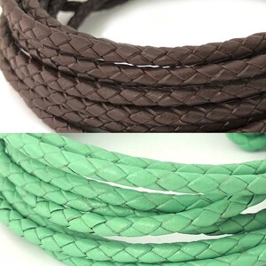 Puede incluir: Dos carretes de cord&oacute;n de cuero trenzado. El carrete superior es marr&oacute;n y el carrete inferior es verde.