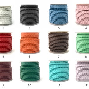 Puede incluir: Doce carretes de cordón de cuero trenzado en varios colores, incluyendo blanco, negro, azul, rosa, rojo, naranja, marrón, verde, granate, turquesa y lavanda.
