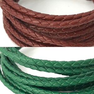 Puede incluir: Dos carretes de cord&oacute;n de cuero trenzado. El carrete superior es marr&oacute;n y el carrete inferior es verde.