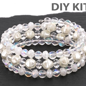 Peut inclure: Kit de bricolage pour faire un bracelet avec des perles blanches et irisées. Le kit comprend des perles claires et blanches, et un fil pour enfiler les perles.