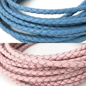 Puede incluir: Dos carretes de cord&oacute;n de cuero trenzado. Un carrete es azul claro y el otro es rosa claro.