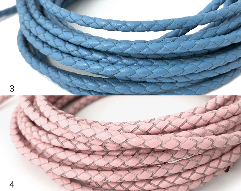 Puede incluir: Dos carretes de cord&oacute;n de cuero trenzado. Un carrete es azul claro y el otro es rosa claro.
