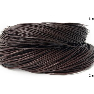 Puede incluir: Dos bobinas de cord&oacute;n de cuero marr&oacute;n oscuro, una etiquetada como 1 mm y la otra como 2 mm. Los cordones est&aacute;n enrollados firmemente, mostrando una textura suave y consistente. Ideal para la fabricaci&oacute;n de joyas y manualidades.