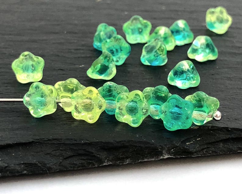 30 Bell Flower Beads Green Yellow Craft Beads Czech Glass Beads Vintage Beads A0095F Wholesale 7mm Flower Charm Beads Side Drilled