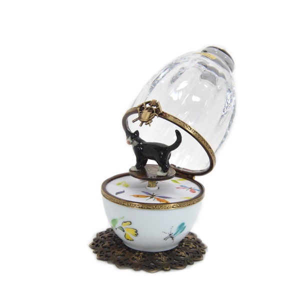 Une boîte à musique en porcelaine Limoges et cristal, ornée d'un chat noir au décor d'abeille: un cadeau unique, raffiné pour toute occasion