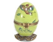 Green bird egg music box with canari. Hand-painted fine Limoges porcelain egg. Handcraft in France. Boite à musique porcelaine de Limoges