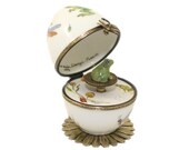 Green frog music box. Handpaint Limoges egg. frog collection. dragonfly glasp. Handcraft in France. Exclusive Handel water music. decorativ