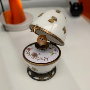 Pomeranien or loulou de Pameranie. Spitz nain . Pomeranian.. Limoges porcelain hand-paint . Paws dog paint. Crown glasp.