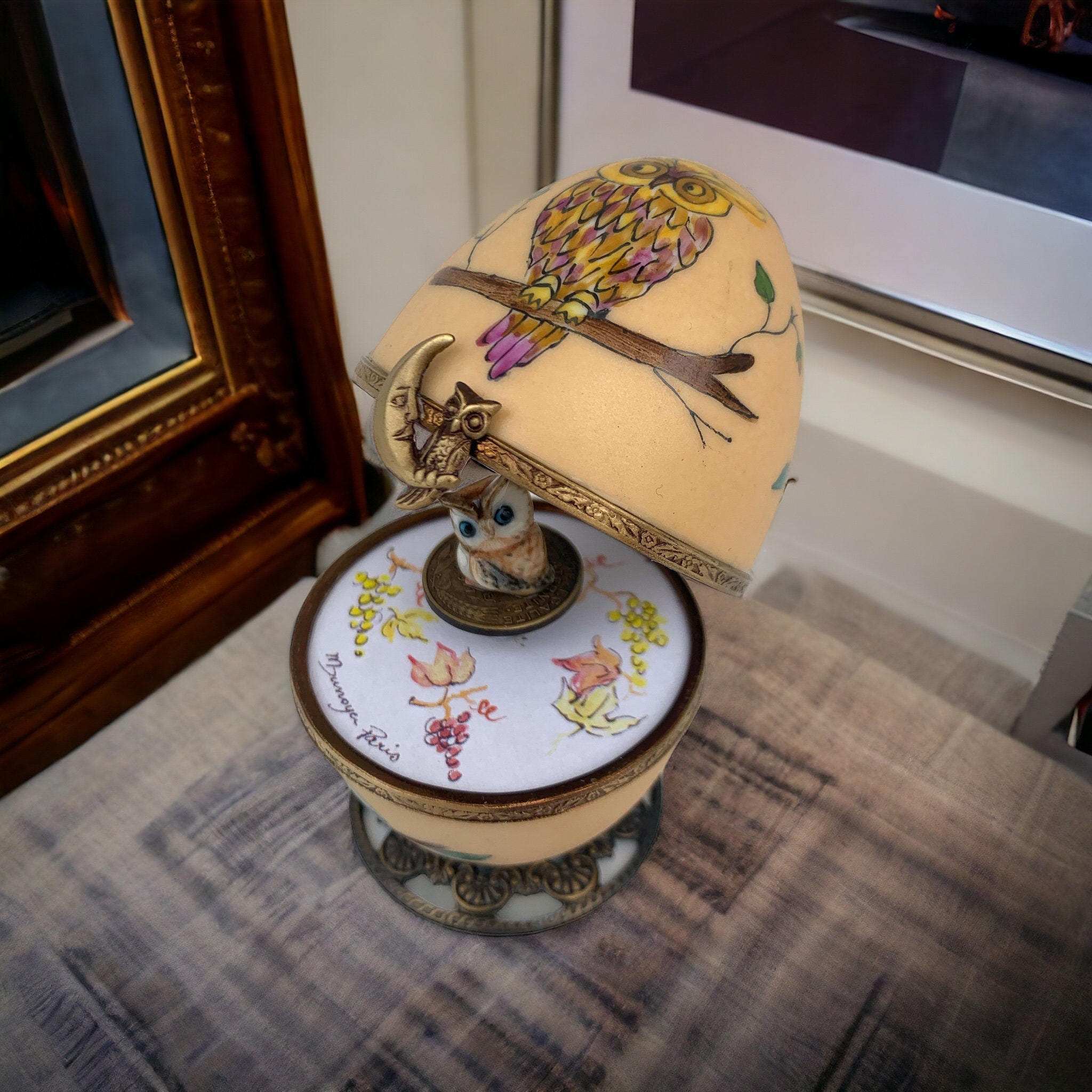 Chouette, boite à musique oeuf, porcelaine de Limoges décorée à la main.