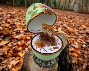 Deux chouettes perchées sur une branche dans un oeuf musical vert résonne harmonieusement dans la forêt, créant une mélodie enchantée.