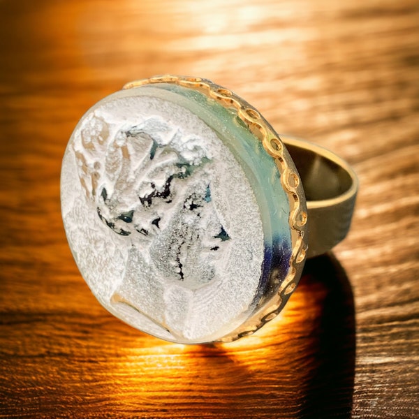 La bague ornée d'un camée cristal vert évoque l'élégance d'une femme antique, un bijou qui raconte une histoire raffinée et intemporelle. aa