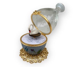 The majestic swan dances gracefully, its song resounding in this musical egg which sparkles like a precious crystal. Unique gift Franc