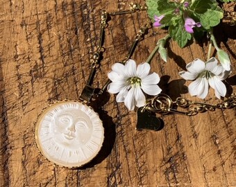 Weiße Sonnenhalskette aus bearbeitetem Kristall und vergoldetem Metall, inspiriert von einem antiken griechischen Motiv. Französischer Designerschmuck mit umwerfendem Stil.