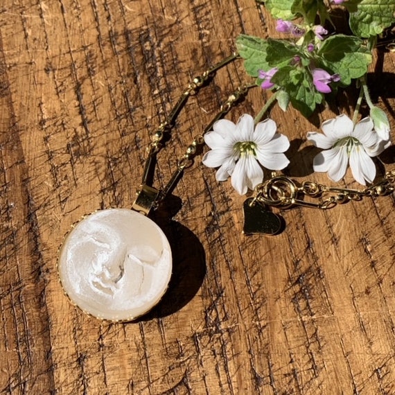 Lune blanche ou Selene, collier en pâte de verre. Reproduction de motifs grecs anciens. Bijoux de créateur Français. Cristal travaillé.