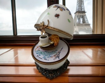 Au cœur de Paris le petit déjeuner d'une valse musicale romantique éveille  l'amour. Cadeau personnalisable Français.