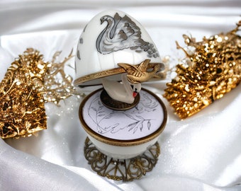 A majestic swan dances gracefully! Its song resonates from Swan Lake which sparkles like a golden present. Unique French gift.