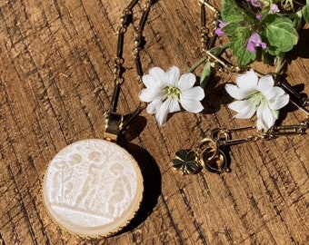 Les 3 enfants de la création. sautoir en cristal. reproduction motif ancien. bijoux de créateur Français. Cristal travaillé et metal doré.