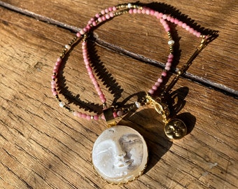 Weiße Mondkette. Glaspaste Durchmesser 2,5 cm. 40 cm langes Halsband aus rosa Rhodonit und Wildperlen. eine Originalkreation von S. Dunoyer