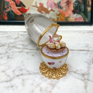Eine rosa-goldene Essecke, ein verzaubertes Musik-Ei, das von magischen Melodien erklingen lässt und in der Fantasie des Kindes Freude und Magie weckt.