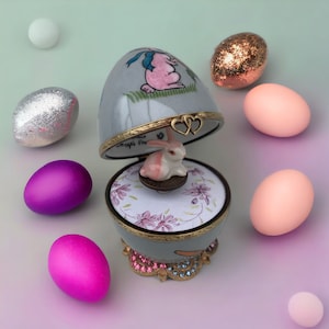 Piedras de huevo musicales grises y rosas, ¡un regalo tan romántico! con su travieso conejito y su pie delicadamente adornado con strass. Artesanía francesa.