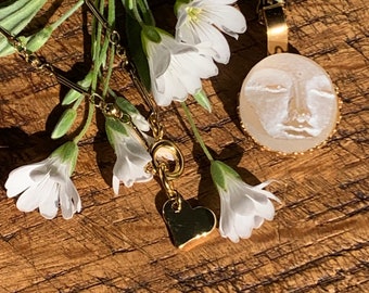 Weißer Mond oder Selene, Halskette aus Glaspaste. Reproduktion antiker griechischer Motive. Französischer Designerschmuck. Bearbeiteter Kristall.